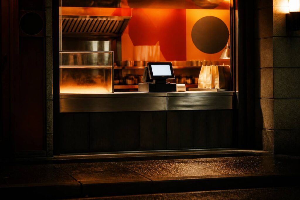 Caisse enregistreuse tactile moderne sur le comptoir d'un restaurant rapide la nuit, écran sans texte lisible