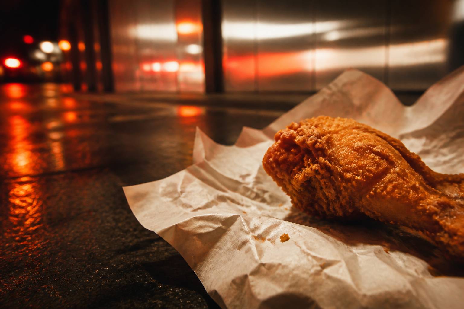 Morceau de poulet frit à la panure croustillante sur du papier kraft