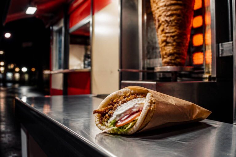 Sandwich grec ou kebab : le même plat sous deux noms ?