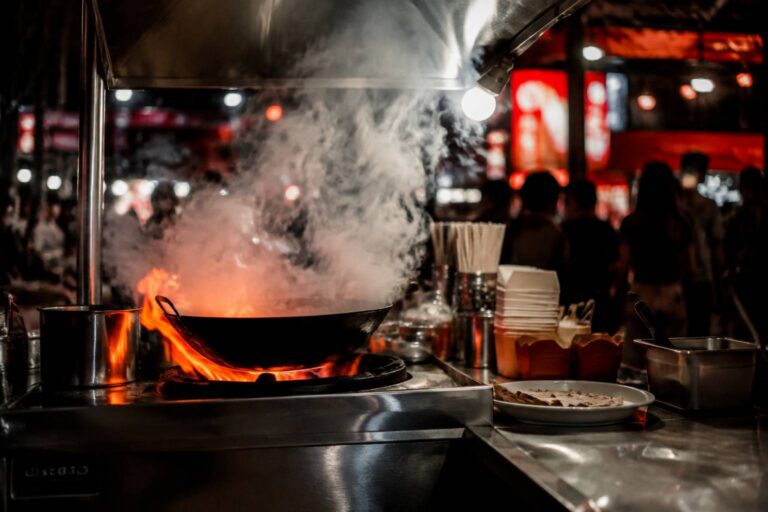 Découvrez la cuisine singapourienne : saveurs incontournables de la street food locale